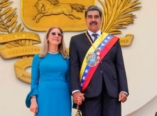 Nicol&aacute;s Maduro e a esposa Cilia Flores est&atilde;o sendo levados para os Estados Unidos