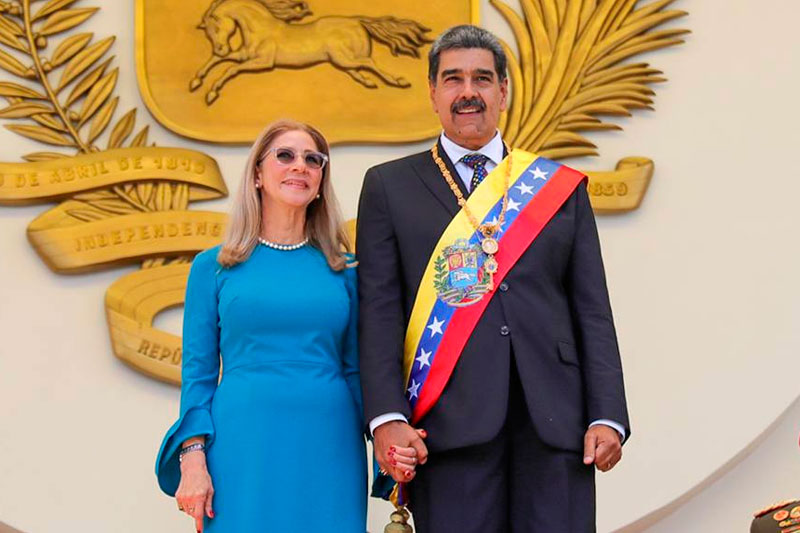 Nicol&aacute;s Maduro e a esposa Cilia Flores est&atilde;o sendo levados para os Estados Unidos