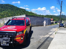 Bombeiros isolaram a &aacute;rea e orientaram os moradores a deixarem o local