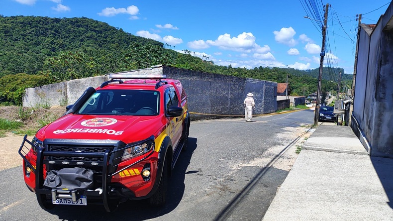 Bombeiros isolaram a área e orientaram os moradores a deixarem o local