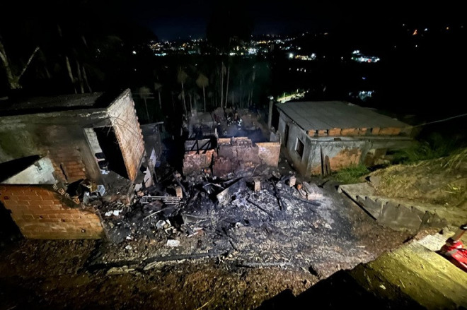 O inc&ecirc;ndio teria sido causado deliberadamente pelo morador