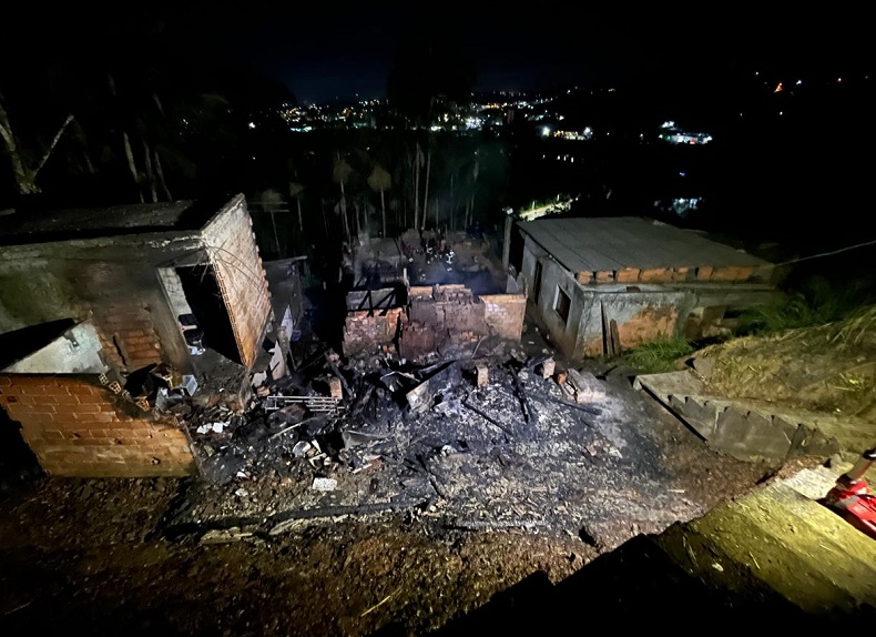 O incêndio teria sido causado deliberadamente pelo morador