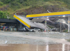 Praticamente todo o teto do estabelecimento desabou