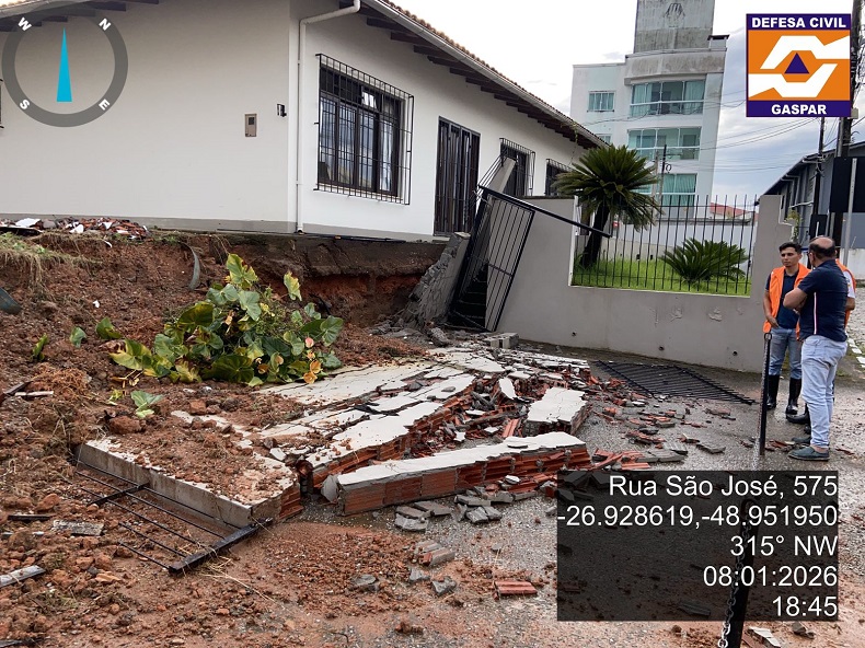 Casa atingida na Rua São José, centro da cidade