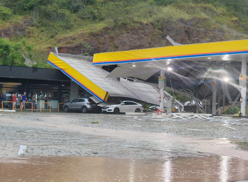 Praticamente todo o teto do estabelecimento desabou