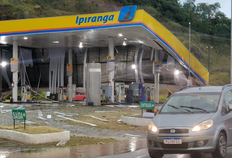 A estrutura desabou sobre v&aacute;rios ve&iacute;culos