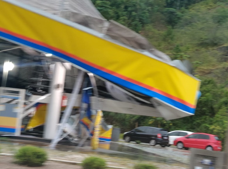 Estrutura n&atilde;o resistiu a for&ccedil;a do vento