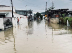 Ruas alagadas, destelhamento de casas e com&eacute;rcios e deslizamentos de terra foram registrados em v&aacute;rios pontos da cidade