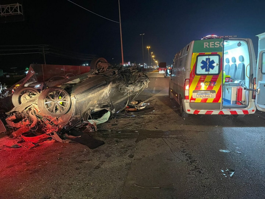 Equipes de socorristas chegaram ao local e j&aacute; encontraram o motorista do caminh&atilde;o sem vida