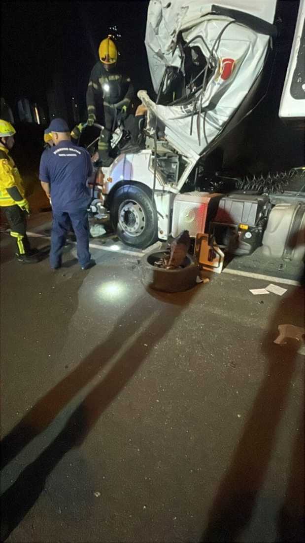 Motorista do caminh&atilde;o n&atilde;o resistiu aos ferimentos e morreu preso &agrave;s ferragens