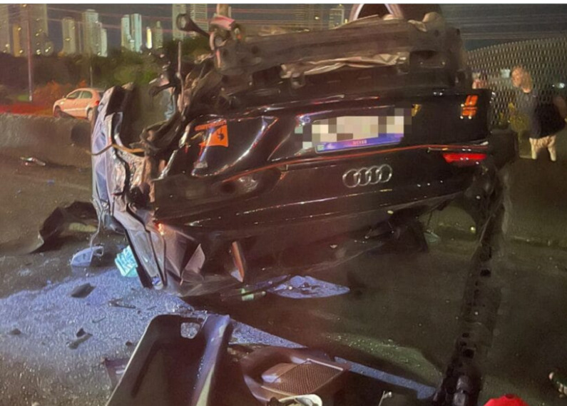 Veículo ficou completamente destruído