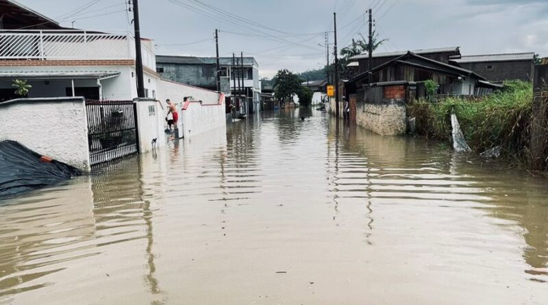 Ruas alagadas, destelhamento de casas e com&eacute;rcios e deslizamentos de terra foram registrados em v&aacute;rios pontos da cidade