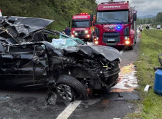 Cinco pessoas estavam no ve&iacute;culo