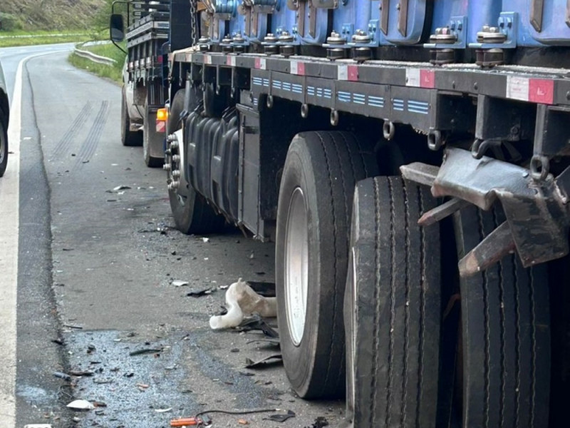 Motorista do caminh&atilde;o sofreu ferimentos graves
