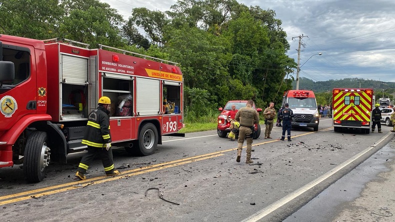 Acidente envolveu tr&ecirc;s carros e um caminh&atilde;o