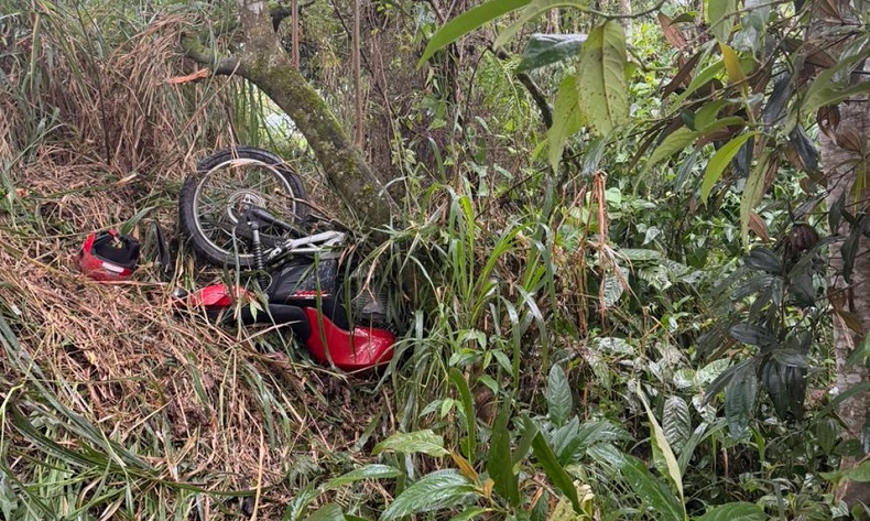 A moto foi parar na mata, depois de descer a ribanceira