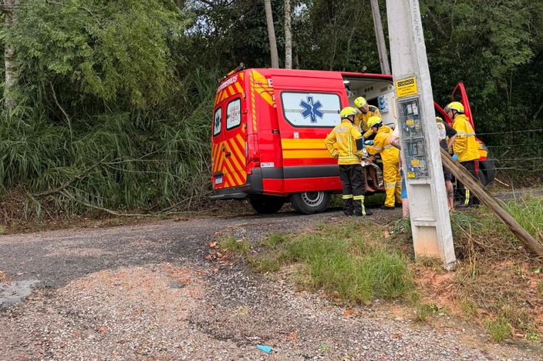 Bombeiros conduziram as duas v&iacute;timas ao hospital