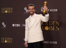Wagner Moura exibe o Globo de Ouro ganho na noite deste domingo em Los Angeles, EUA
