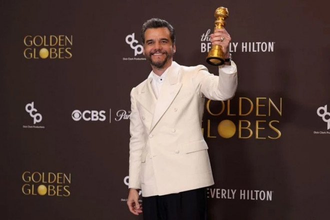 Wagner Moura exibe o Globo de Ouro ganho na noite deste domingo em Los Angeles, EUA