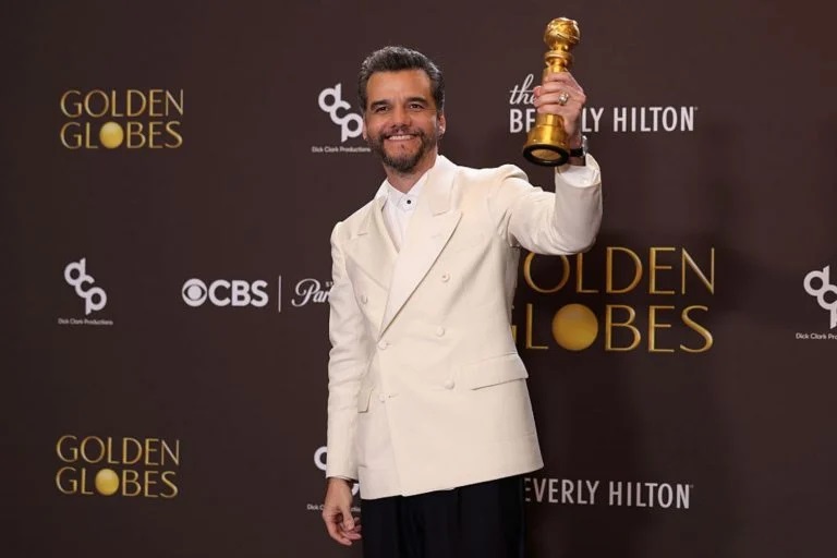 Wagner Moura exibe o Globo de Ouro ganho na noite deste domingo, em Cannes