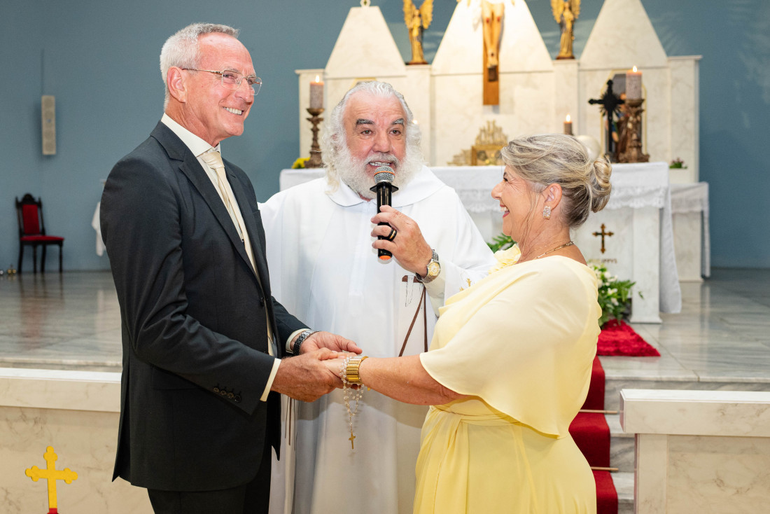 Muito queridos pela comunidade, Celso de Oliveira e Agla&ecirc; Nazario de Oliveira celebraram seus 50 anos de vida matrimonial durante uma bonita missa na Par&oacute;quia Nossa Senhora Imaculada Concei&ccedil;&atilde;o, no Bela Vista. No dia 27/12/2025, o casal renovou os votos perante o p&aacute;roco Padre Idonizete Kruger, em um momento de f&eacute;, gratid&atilde;o e alegria.