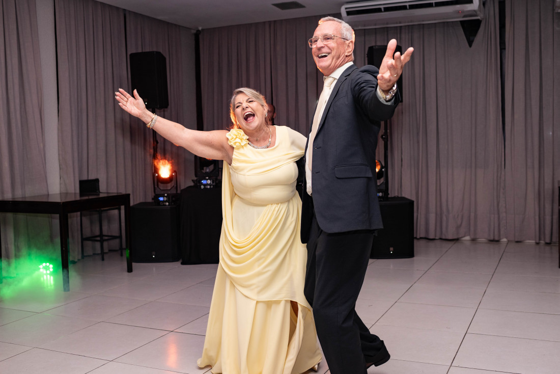 Com a m&uacute;sica preferida do casal; A Rosa, de Moacyr Franco, os apaixonados abriram a dan&ccedil;a para os convidados, com a valsa