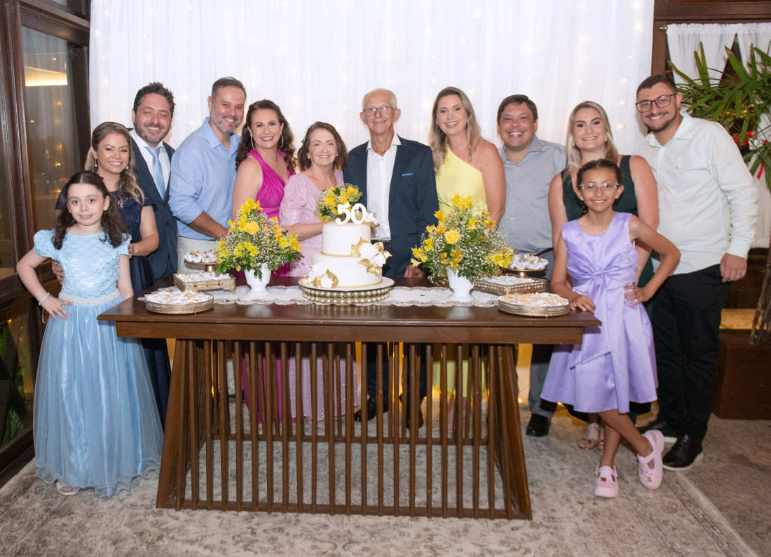 Pedro e Terezinha Nicoletti rodeados pela fam&iacute;lia para comemorar as Bodas de Ouro. A linda celebra&ccedil;&atilde;o aconteceu na Igreja Matriz S&atilde;o Pedro Ap&oacute;stolo, no dia 20/12/25, e a merecida recep&ccedil;&atilde;o, no Restaurante Raul&rsquo;s.  