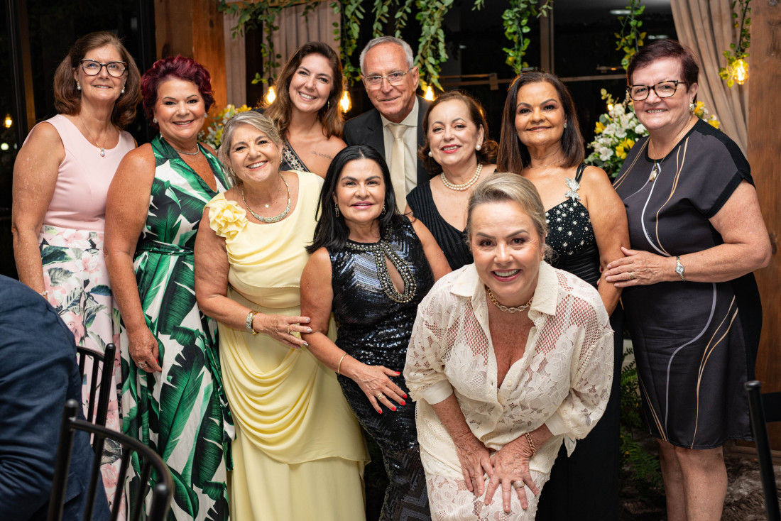 As Manas: amizade que vai al&eacute;m do voluntariado! H&aacute; oito anos, dez mulheres volunt&aacute;rias da Rede Feminina de Combate ao C&acirc;ncer, de Blumenau, decidiram transformar o v&iacute;nculo do voluntariado em algo ainda maior. Assim nasceu As Manas, um grupo de amigas que se re&uacute;ne n&atilde;o apenas para servir, mas tamb&eacute;m para celebrar a vida. Entre risadas, viagens, encontros e trocas de boas energias, o grupo fortaleceu la&ccedil;os de amizade, cumplicidade e apoio m&uacute;tuo. O que come&ccedil;ou com o prop&oacute;sito de ajudar o pr&oacute;ximo se transformou em uma rede de afeto, cuidado e presen&ccedil;a dentro e fora do voluntariado. Na foto, junto com o grupo, esta colunista e o Celso.  