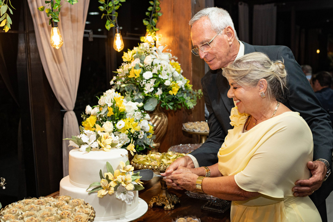 A linda e seleta comemora&ccedil;&atilde;o, aconteceu no sal&atilde;o Green Garden do Bela Vista Country Club. Com bolo de Jo&atilde;o Zuchi, DJ Rodrigo Buzarelo e um maravilhoso jantar pelo chef Gustavo (Cozinha Gu Junkes). Decora&ccedil;&atilde;o e cerimonial, por Deise de Marchi.  