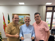 O prefeito de Blumenau Egidio Ferrari recebeu o deputado estadual Ivan Naatz
