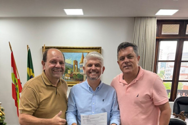 O prefeito de Blumenau Egidio Ferrari recebeu o deputado estadual Ivan Naatz