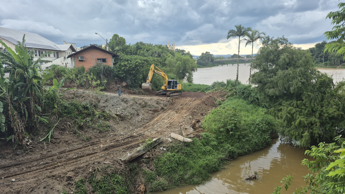 Máquinas abrem caminho para a colocação da nova tubulação