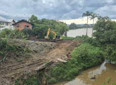 M&aacute;quinas abrem caminho para a coloca&ccedil;&atilde;o da nova tubula&ccedil;&atilde;o