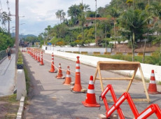 passagem de pedestres ser&aacute; feita temporariamente pela pista principal 