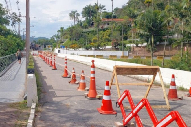 passagem de pedestres ser&aacute; feita temporariamente pela pista principal 