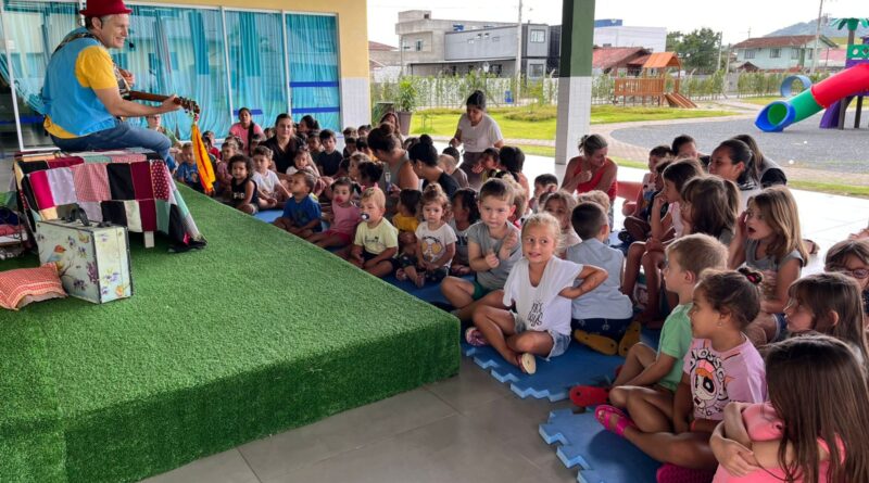 Contação de histórias é uma das atividades do plantão de janeiro nos CDIs