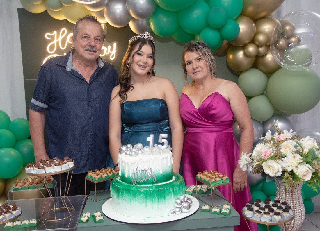 Victoria Monique Zuchi com os pais, Pedro Alberto Zuchi e Ivonete Aparecida Dias