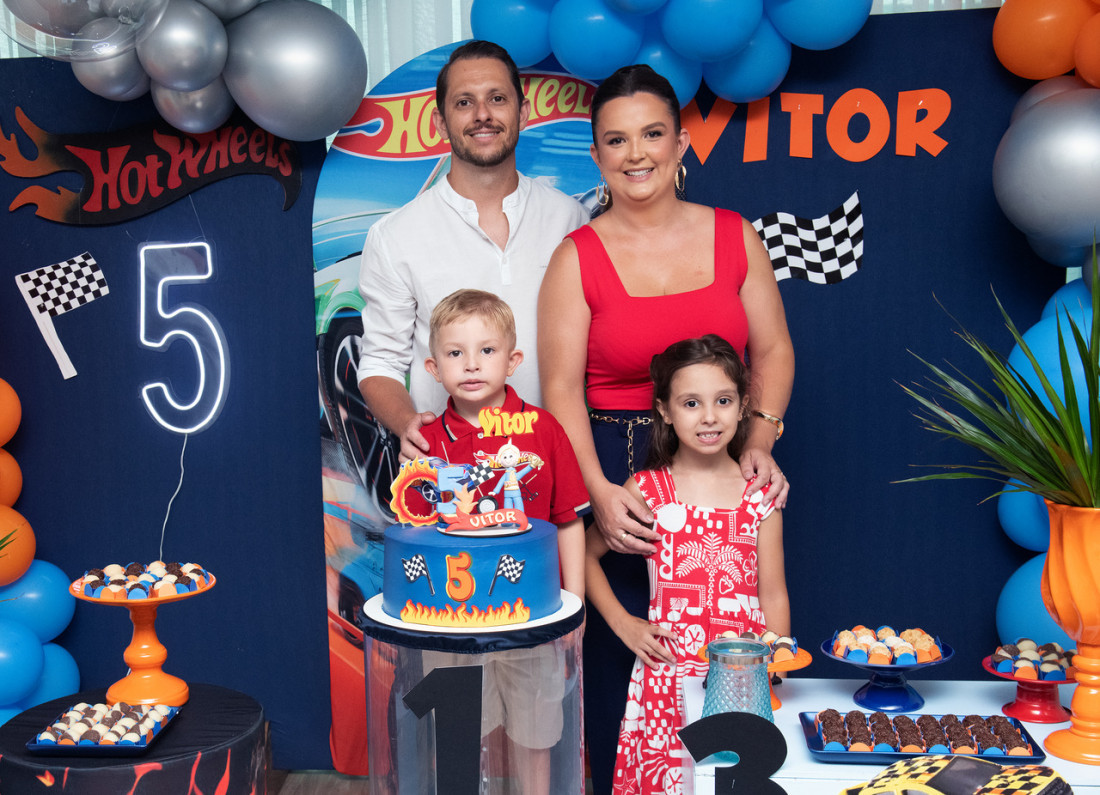 Vitor Gabriel Theiss com o pai Daniel Cicero Threiss, a m&atilde;e Francieli e a irm&atilde; Maria Vit&oacute;ria