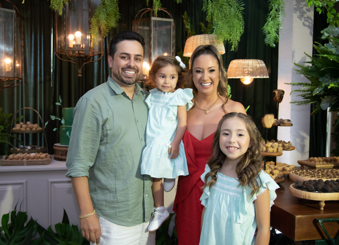 Marlon Jorge dos Santos, a esposa Jucimara e as filhas Maria J&uacute;lia e Maria Cec&iacute;lia