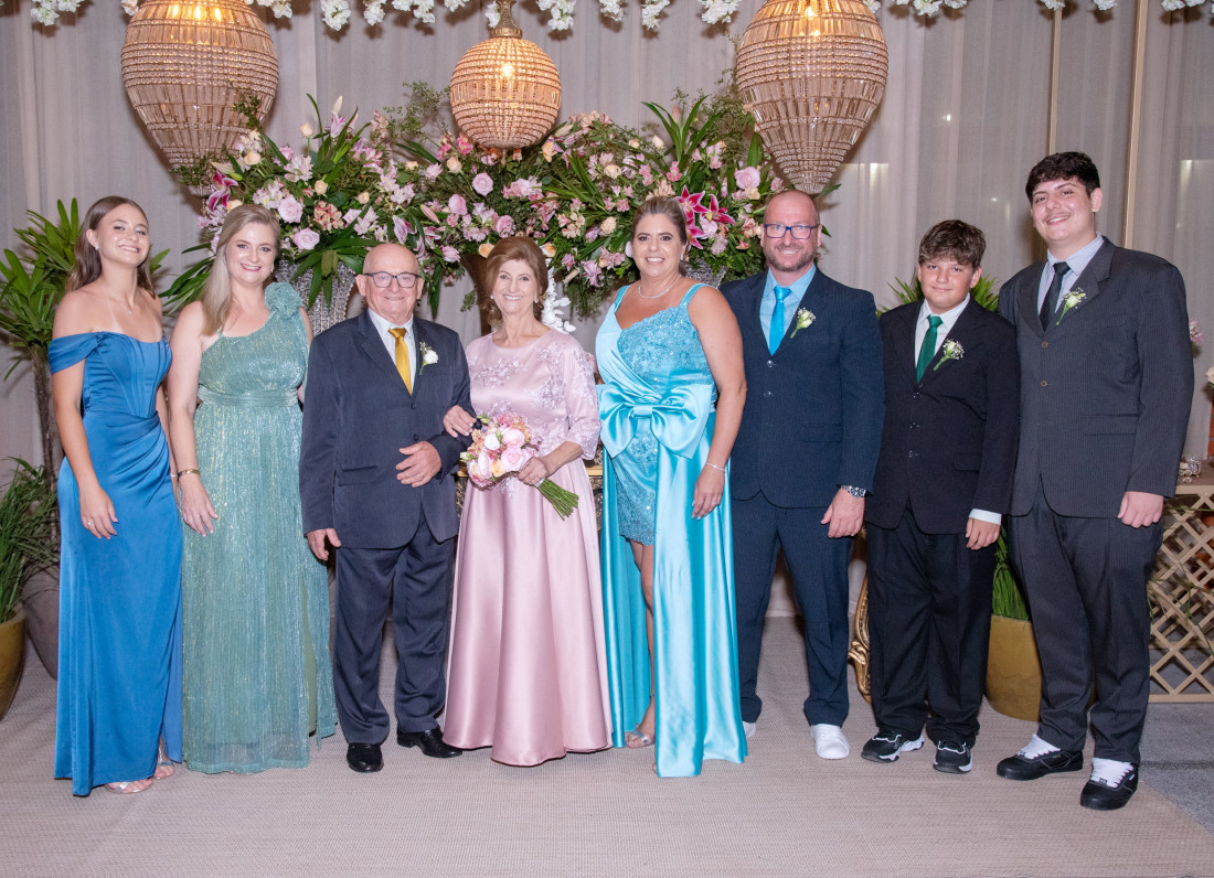 Benta e Al&iacute;rio Benevenutti com familiares e amigos