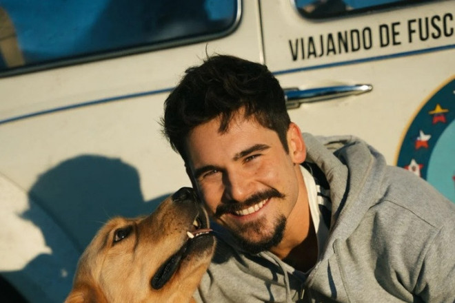 O ator Nicolas Prattes, que interpreta o influenciador Jesse Koz