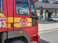 Idosa perdeu o controle do ve&iacute;culo e s&oacute; parou na porta do estabelecimento comercial