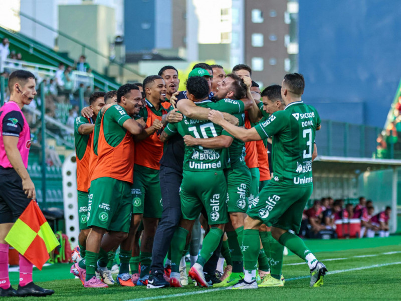 Verd&atilde;o do Oeste n&atilde;o tomou conhecimento do Joinville e aplicou uma humilhante goleada: 6 a 0