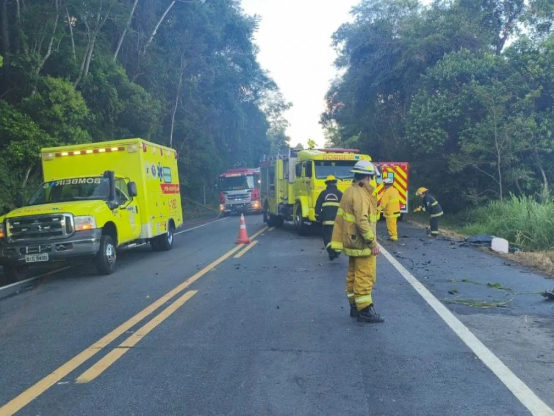 Rodovia ficou totalmente interditada para o trabalho de resgate dos corpos e retirada dos ve&iacute;culos