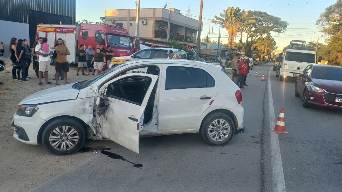De acordo com a PRE, o Gol tentou cruzar a rodovia e n&atilde;o percebeu a moto