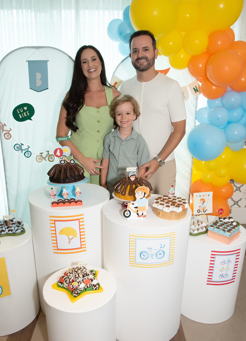 Benjamin, ao lado dos pais Ivandro Duarte (fot&oacute;grafo) e Franciele da Cunha Duarte.