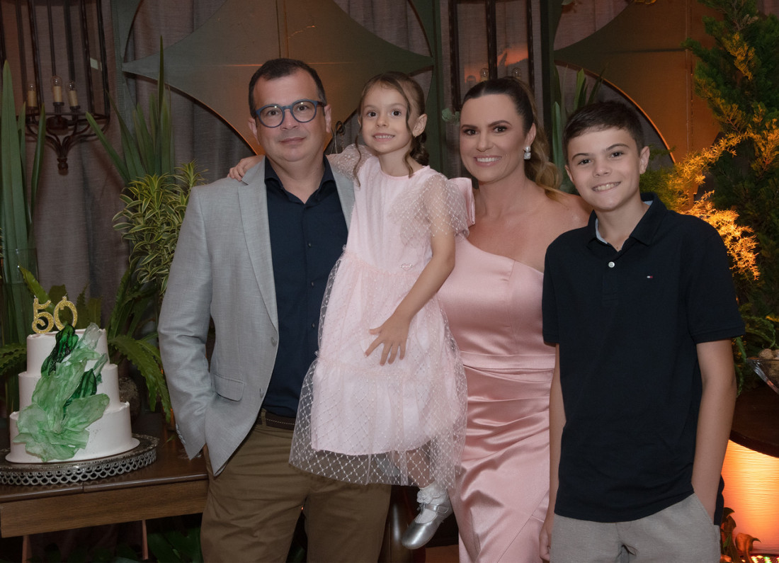 Luiz Jo&atilde;o Zimmermann J&uacute;nior ao lado da esposa Bruna e dos filhos Gustavo e Maria Luiza.