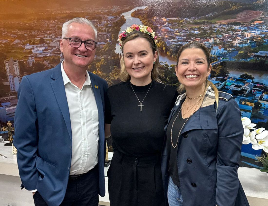 A deputada federal J&uacute;lia Zanatta (PL) ladeada pelo prefeito, Paulo Norberto Koerich e a vereadora Alyne Serafin Nicoletti (PL) em visita ao gabinete do prefeito Paulo Koerich.