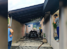  O fogo teve in&iacute;cio em um ve&iacute;culo que estacionado na garagem e acabou se alastrando para a resid&ecirc;ncia
