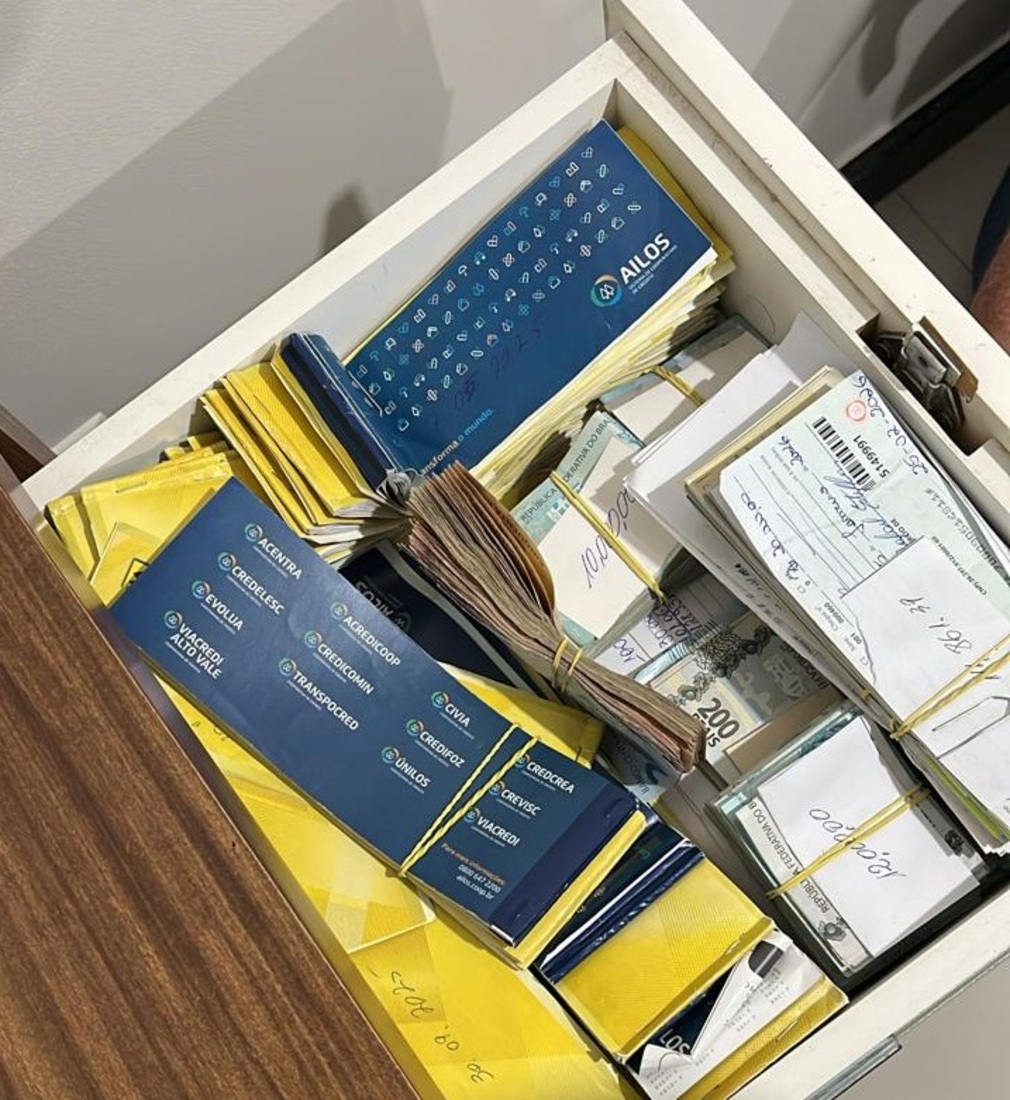 Policiais apreenderam documentos